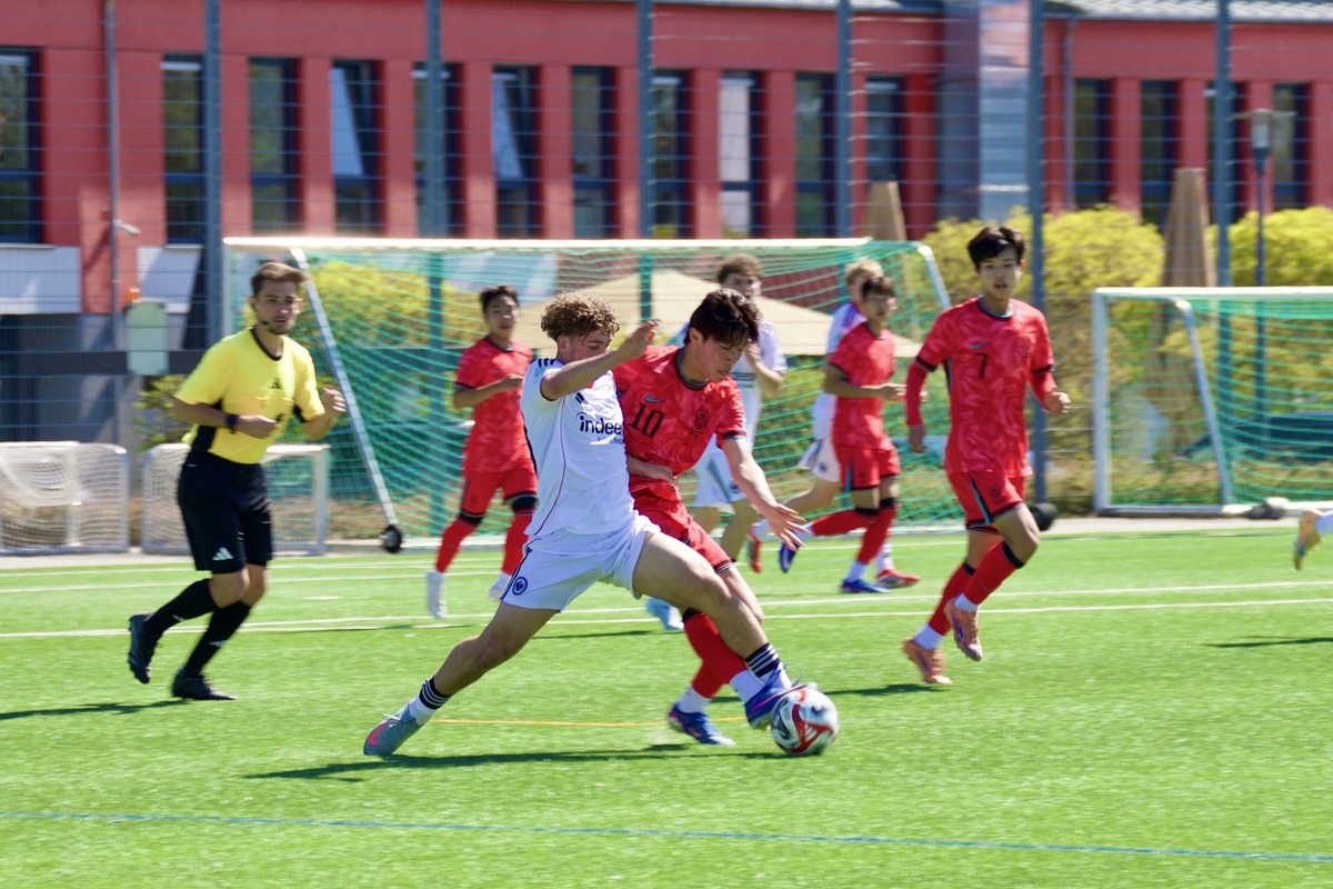 대한민국 U16 대표팀이 아인트라흐트 프랑크푸르트 유소년 팀과 친선 경기를 치르고 있다.