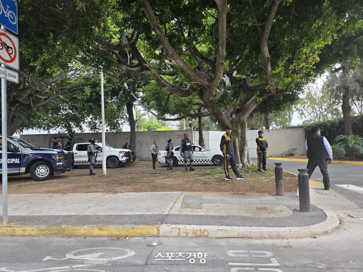 7일 홍명보 감독이 이끄는 축구대표팀이 훈련하는 베이스캠프 주변을 무장한 경찰 병력이 감시하고 있다. 과달라하라 | 황민국 기자
