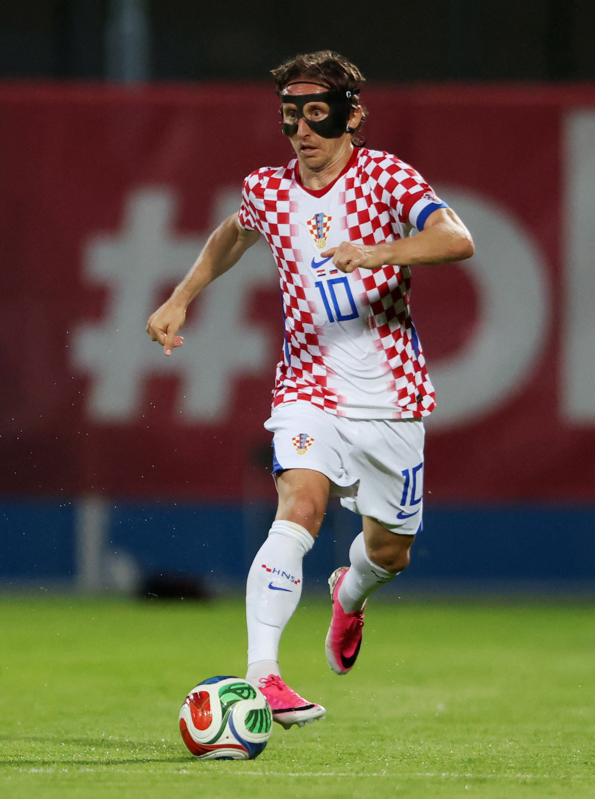 크로아티아 루카 모드리치가 8일 슬로베니아와의 평가전에서 드리블 돌파하고 있다. 로이터연합뉴스