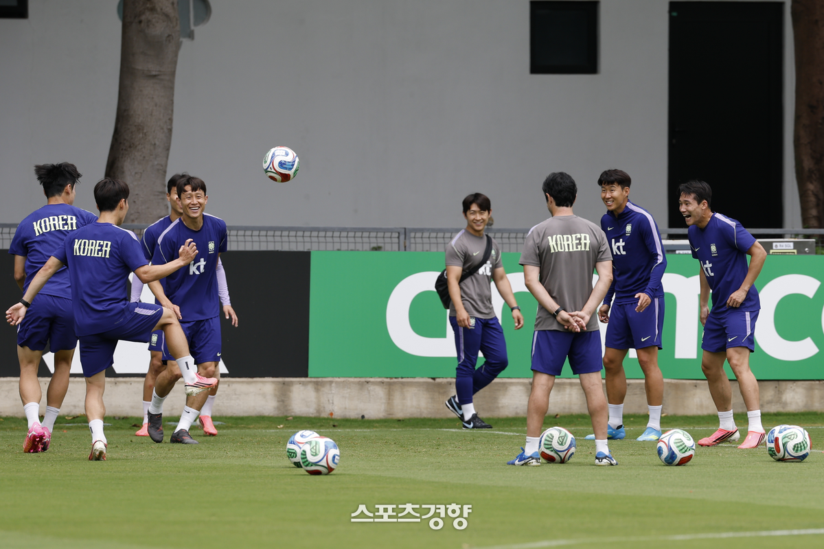 홍명보 감독이 이끄는 축구대표팀이 15일 멕시코 과달라하라 베이스캠프인 치바스 벨레 베르데 훈련장에서 볼 돌리기 훈련을 진행하고 있다. 과달라하라 | 문재원 기자